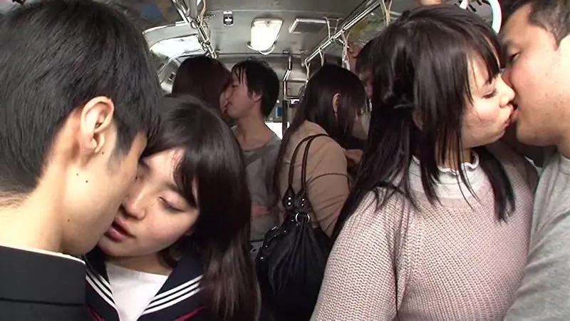 「満員バスでグルのカップルの濃厚キスを見せつけてからキスまで3cm 巨乳おばさんと息がかかるほど密着したらヤれた」VOL.1